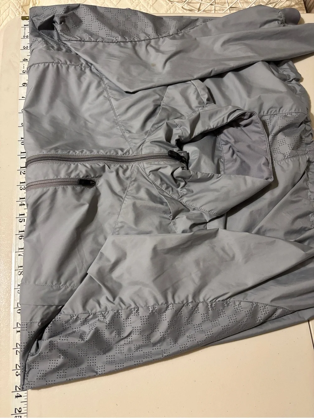 lululemon Mens Windbreaker Jacket Size XL Running Hiking Outdoors Athletic Fit